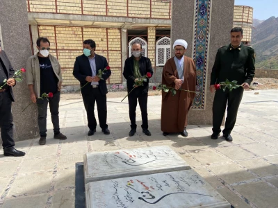 به مناسبت هفته هنر انقلاب اسلامی برگزار شد

آیین عطرافشانی گلزار شهدای گمنام یاسوج با حضور هنرمندان و مسئولین