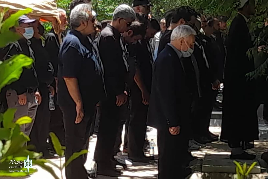 افسانه‌گوی رادیو نمایش در قطعه هنرمندان آرام گرفت 2