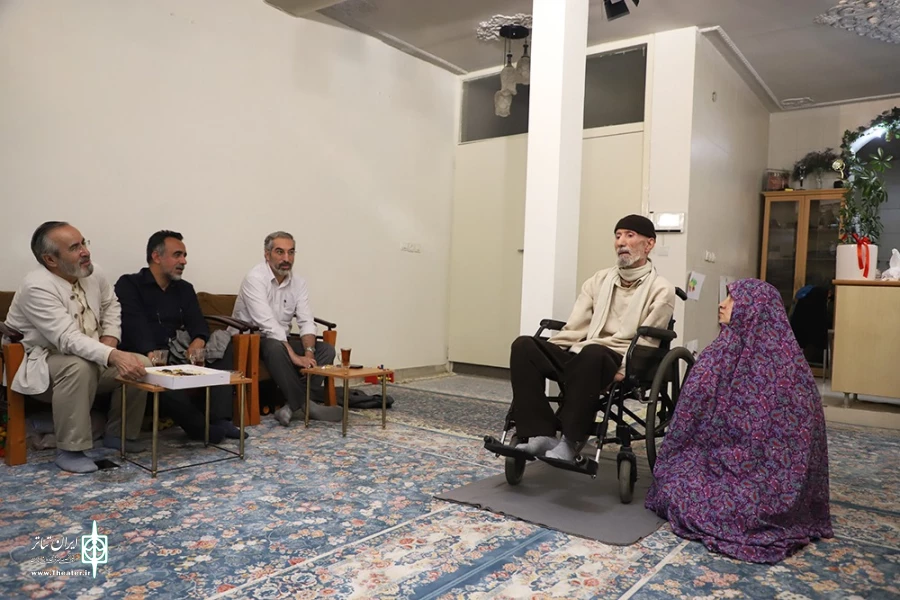 معاون امور هنری به دیدار حسین نوری جانباز هنرمند انقلاب اسلامی رفت 4
