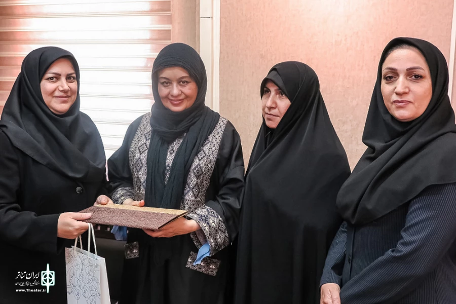 دیدار مشاور امور بانوان اداره کل هنرهای نمایشی با چیستا یثربی 3