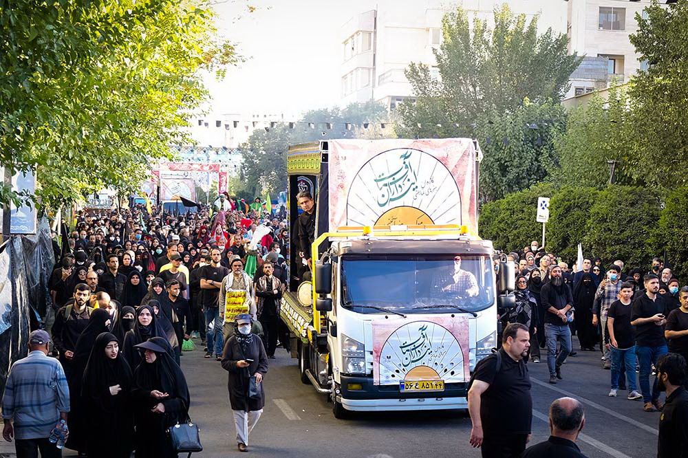 با استقبال پرشور عزاداران برگزار شد

«آیینه‌داران آفتاب»، علمدارِ پیاده‌روی جاماندگان اربعین حسینی