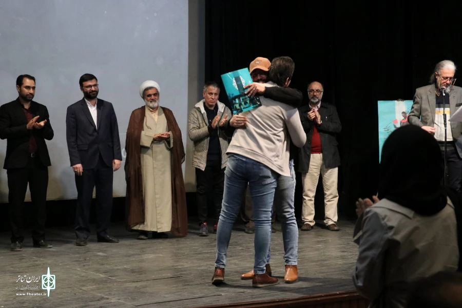 «دریا زدگی» و «پاییز نگفته بود» به جشنواره تئاتر منطقه ای معرفی شدند
 3