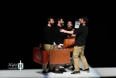 نظری بر نمایش «دختران» به کارگردانی کیانوش ایازی و علی دل‌پیشه از تهران

انتظاری هشت‌ساله در فضایی سوررئال