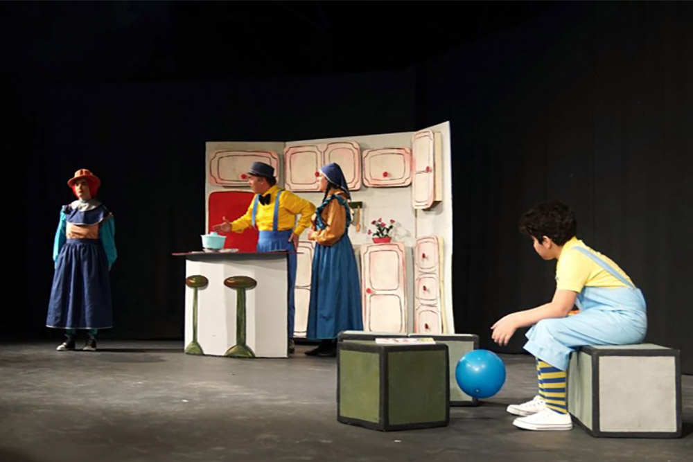 نگاهی به نمایش «شاهزاده شامپیا» نوشته منوچهر اکبرلو و کارگردانی احسان مجیدی

داستان دختر موقرمزی که از پاسخ‌های شما قانع نمی‌شود