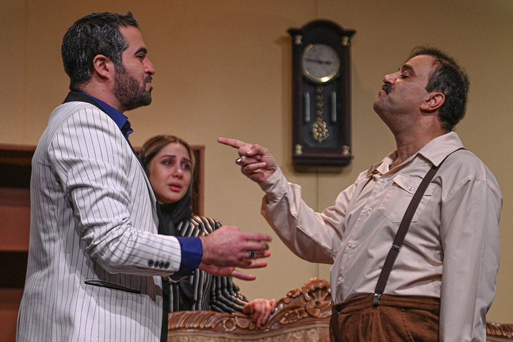 نگاهی به نمایش «فقط یک ساعت آرامش» به کارگردانی رضا بهداد‌نیا

ناکامی در ایرانیزه کردن نمایشنامه‌ای از فلوریان زلر