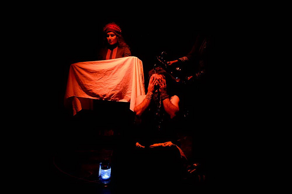 درباره نمایش «اهل هوا» نوشته مریم تاجیک و کار محمد حاتمی

زن، شعر و جنون در سایه‌روشن صحنه