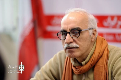 گفت‌وگو با مترجم و پژوهشگر تئاتر

داریوش مؤدبیان: بدیهه‌گویی در کمدی قراردادهای ویژه عملی و نظری دارد