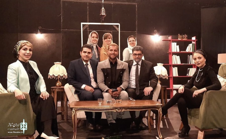 امیر مقاره به تماشای یک نمایش نشست 2