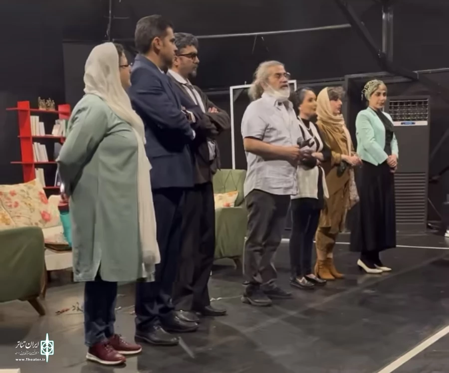 امیر مقاره به تماشای یک نمایش نشست 3
