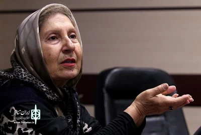 تماشاگر مشتاق تئاتر در بیمارستان

خاله شیرین پیگیر نمایش‌های روی صحنه است