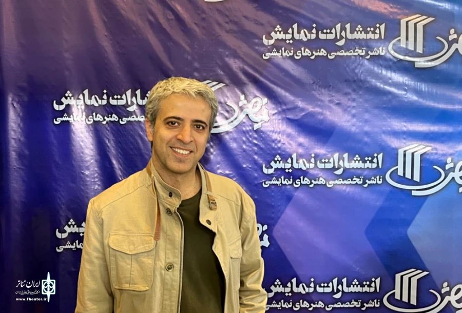ایوب آقاخانی: انتشارات نمایش را خانواده خودم می‌دانم 2