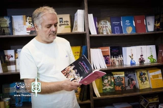 گفت‌وگو با نویسنده و پژوهشگر تئاتر در غرفه انتشارات نمایش

منوچهر اکبرلو: نمایش‌های کودک و خیابانی می‌توانند به فرهنگ کتاب‌خوانی کمک کنند
