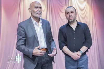تقدیر از جمشید هاشم‌پور در اجرای پایانی «لانگ شات»

تئاتری‌ها به احترام ستاره سینمای ایران ایستادند