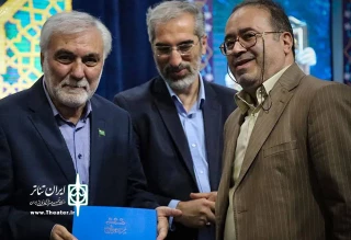 در آیین پایانی شانزدهمین جشنواره ملی تئاتر رضوی

لوح تقدیر اداره‌کل و  انجمن هنرهای نمایشی به مهدی لزیری اهدا شد