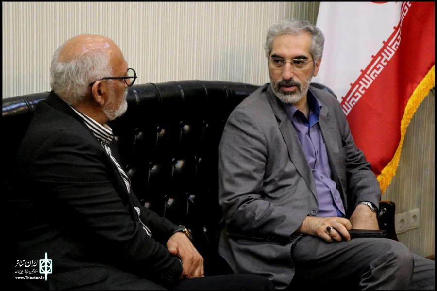 معاون امور هنری وزیر فرهنگ و ارشاد اسلامی به تئاتر شهر آمد
 3