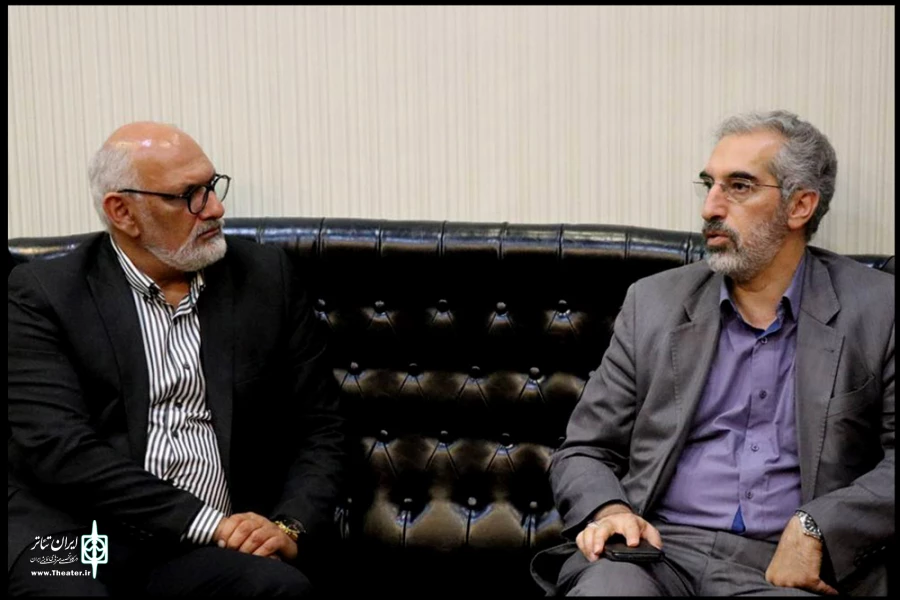 معاون امور هنری وزیر فرهنگ و ارشاد اسلامی به تئاتر شهر آمد
 4