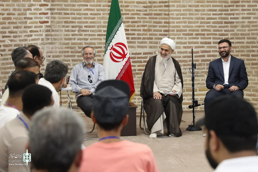 دیدار مسئولان و هنرمندان ایرانی و خارجی رویداد تئاتر صاحبدلان با نماینده ولی فقیه و امام جمعه قزوین آیت‌الله عبدالکریم عابدینی در مسجد جامع عتیق قزوین. 4