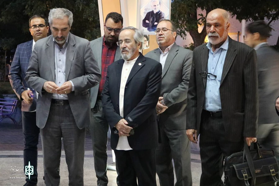 معاون هنری به شهدای گمنام ادای احترام کرد 2