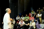 نشست هادی حجازی فر دبیر جشنواره با کارگردان حاضر در جشنواره عروسکی
