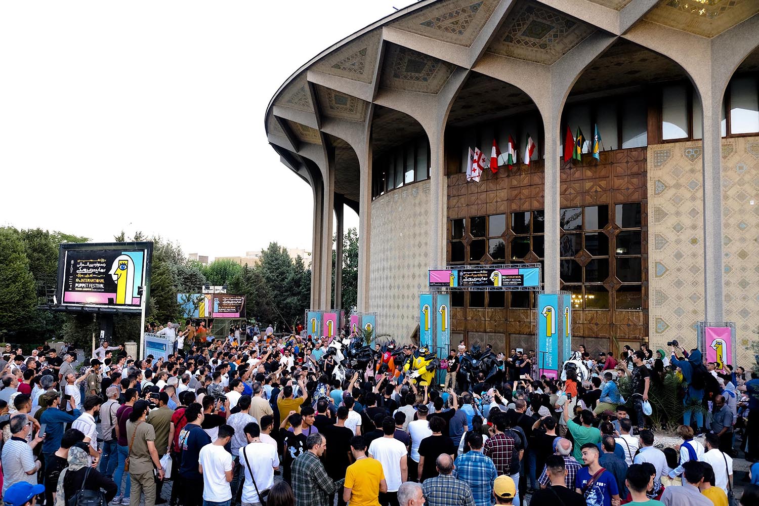 استقبال تهرانی ها در دومین روز از اجراهای خیابانی  نوزدهمین جشنواره بین المللی عروسکی تهران-مبارک