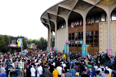 استقبال تهرانی ها در دومین روز از اجراهای خیابانی  نوزدهمین جشنواره بین المللی عروسکی تهران-مبارک