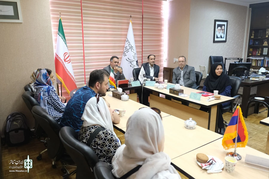 دیدار کاظم نظری مدیرکل هنرهای نمایشی با گروه نمایش دریاچه قو از کشور ارمنستان