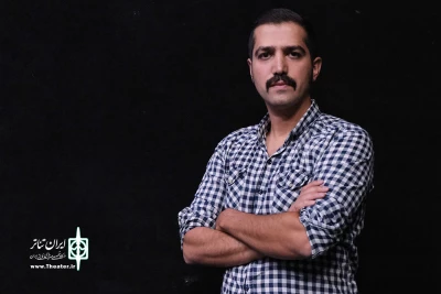 گفت‌وگو با کارگردان نمایش «خانم آوازخوان کله‌طاس»

حمیدرضا مرادی: به‌جای نزدیک شدن به هم از یکدیگر دور می‌شویم