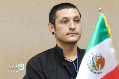 گفت‌وگو با هنرمند مکزیکی حاضر در نوزدهمین جشنواره عروسکی تهران-مبارک

الکس هِرِرا: «پرندگان ابدی هستند» ایده‌ای جهانی دارد