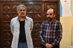شب چراغ نمایش شب روی سنگفرش خیس