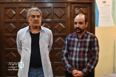 شب چراغ نمایش شب روی سنگفرش خیس