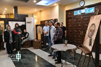 شب چراغ نمایش شب روی سنگفرش خیس