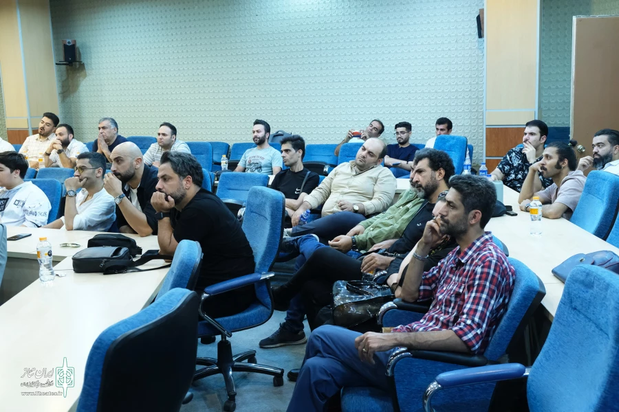 نشست هم‌اندیشی مدیرکل هنرهای نمایشی با هنرمندان عرصه تئاتر کمدی