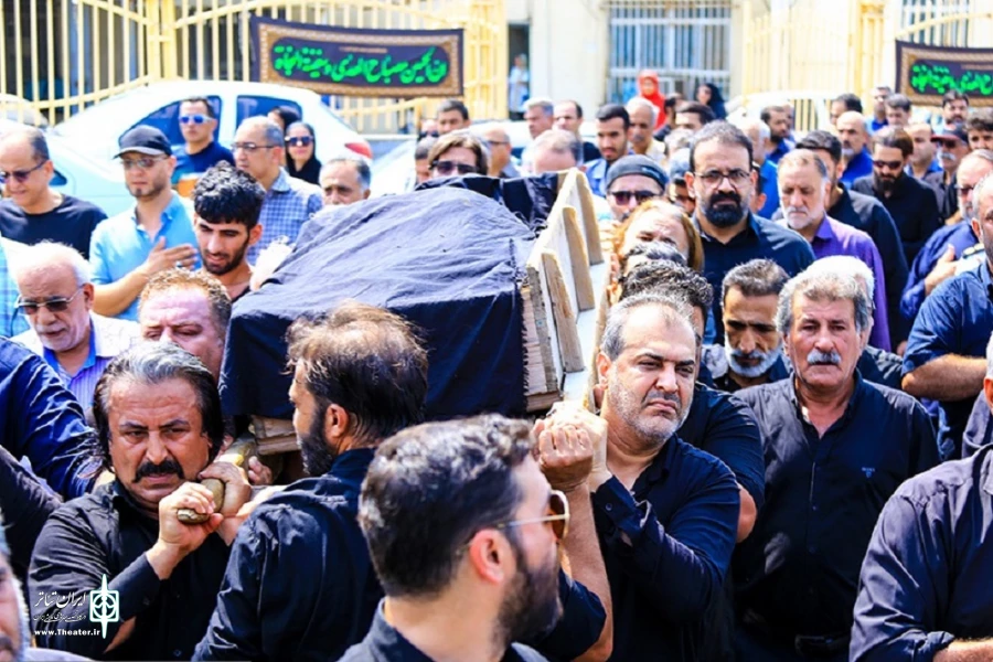 پیکر بهزاد شاهنده بر دوش هنرمندان تئاتر تشییع شد  4