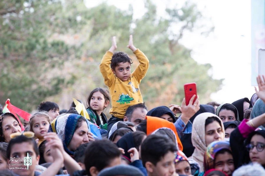 هنرمندان و عروسک‌ها، شادی را به اردکان آوردند 15