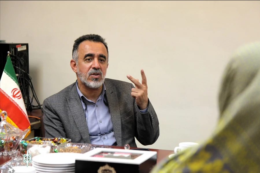 در همه جای دنیا مدیران ارشد، تئاتر را تقویت می‌کنند و تئاتر می‌بینند 2