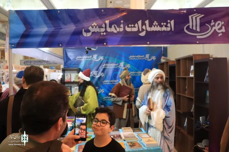 حافظ و سعدی پای میز کتاب‌های انتشارات نمایش 3