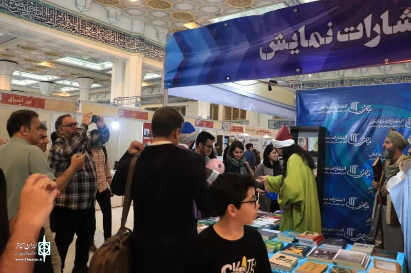 حافظ و سعدی پای میز کتاب‌های انتشارات نمایش 4