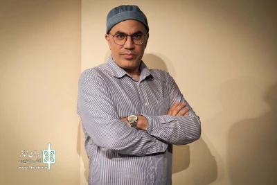 محمد میرعلی اکبری «مرغ دریایی» را به صحنه می‌آورد