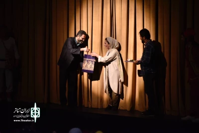 در تالار هنر برگزار شد؛

تقدیر از مریم کاظمی در افتتاحیه «مش‌مش قلی خان»