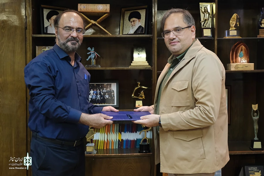 جلسه هم اندیشی مدیران و هنرمندان کانون نمایشهای آیینی و سنتی با حضور حمید نیلی