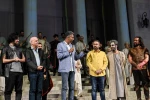 تندیس «سی‌صد» در دستان عادل فردوسی پور 2