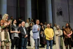 تندیس «سی‌صد» در دستان عادل فردوسی پور 3