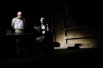 سگ نگهبان و درختی در باغ