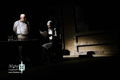 سگ نگهبان و درختی در باغ