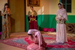 نمایش «چیروکی نیوە‌رویکی هەینی - قصه ظهر جمعه» در مهاباد به اجرا در آمد.
 2