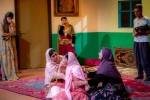 نمایش «چیروکی نیوە‌رویکی هەینی - قصه ظهر جمعه» در مهاباد به اجرا در آمد.
 2
