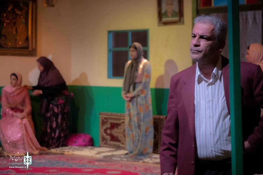 نمایش «چیروکی نیوە‌رویکی هەینی - قصه ظهر جمعه» در مهاباد به اجرا در آمد.
 2