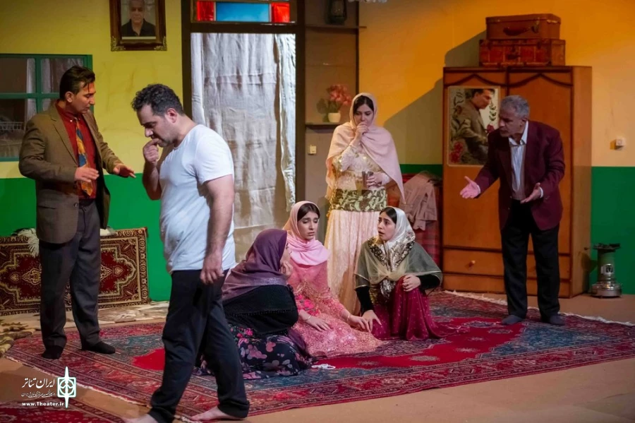 نمایش «چیروکی نیوە‌رویکی هەینی - قصه ظهر جمعه» در مهاباد به اجرا در آمد.
 2