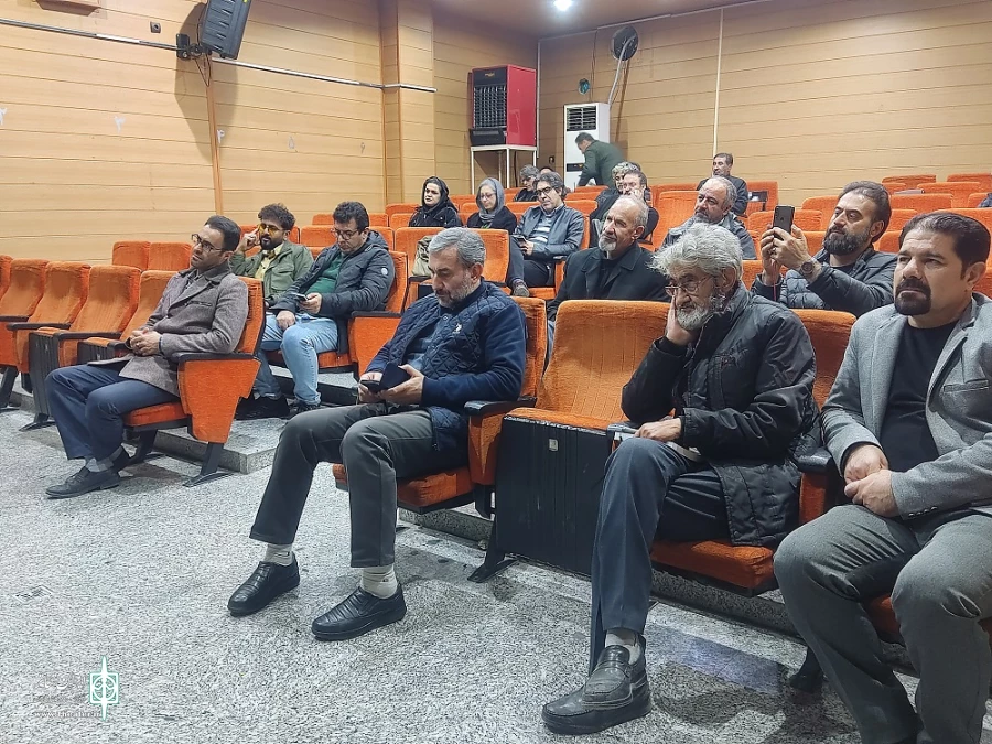 نشست صمیمی مدیر کل هنرهای نمایشی ایران با جمعی از هنرمندان تئاتر آذربایجان‌غربی برگزار شد.
 2