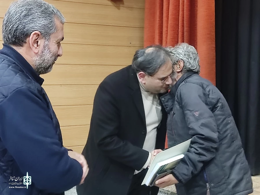 نشست صمیمی مدیر کل هنرهای نمایشی ایران با جمعی از هنرمندان تئاتر آذربایجان‌غربی برگزار شد.
 3